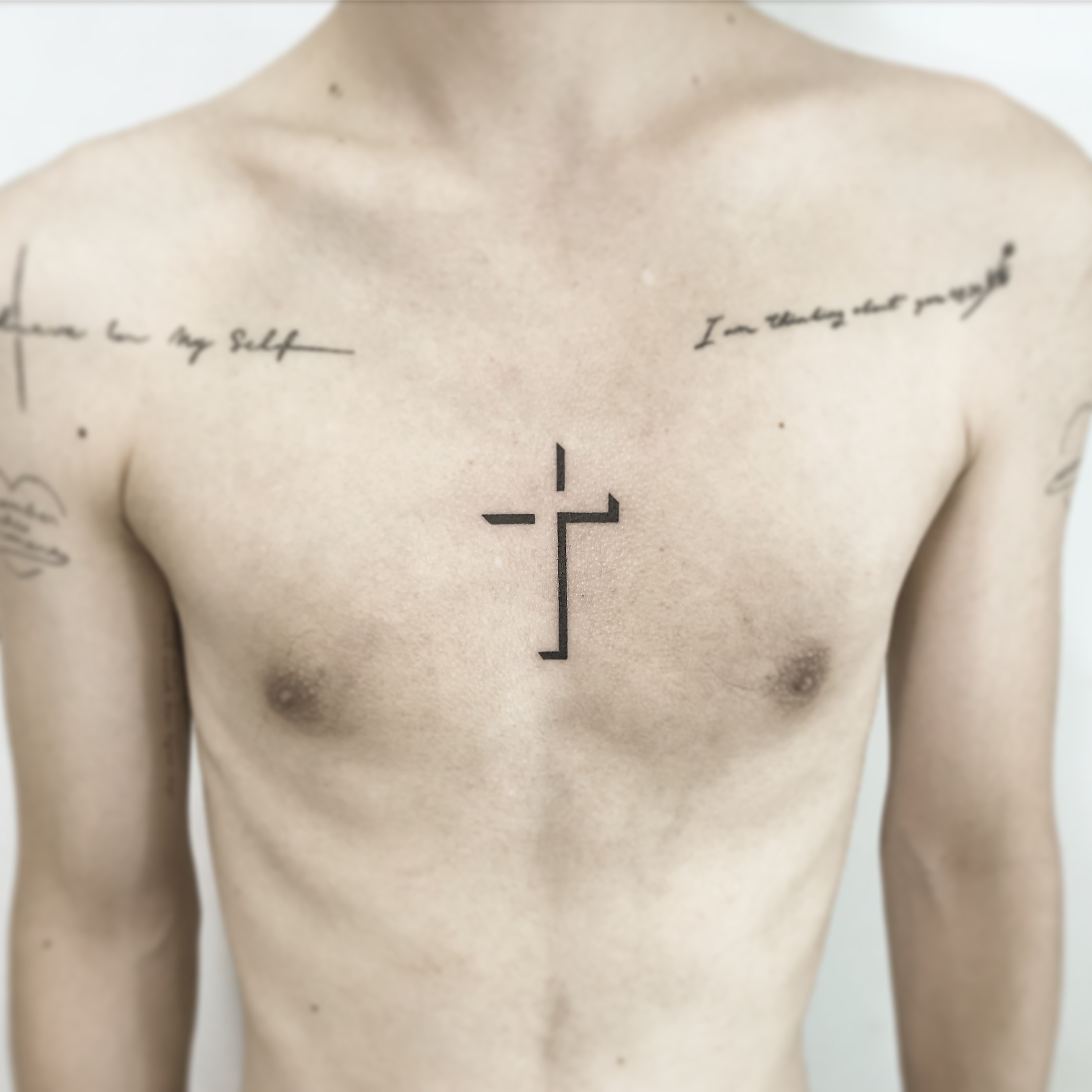 胸前纹身十字架 - 动态图库网